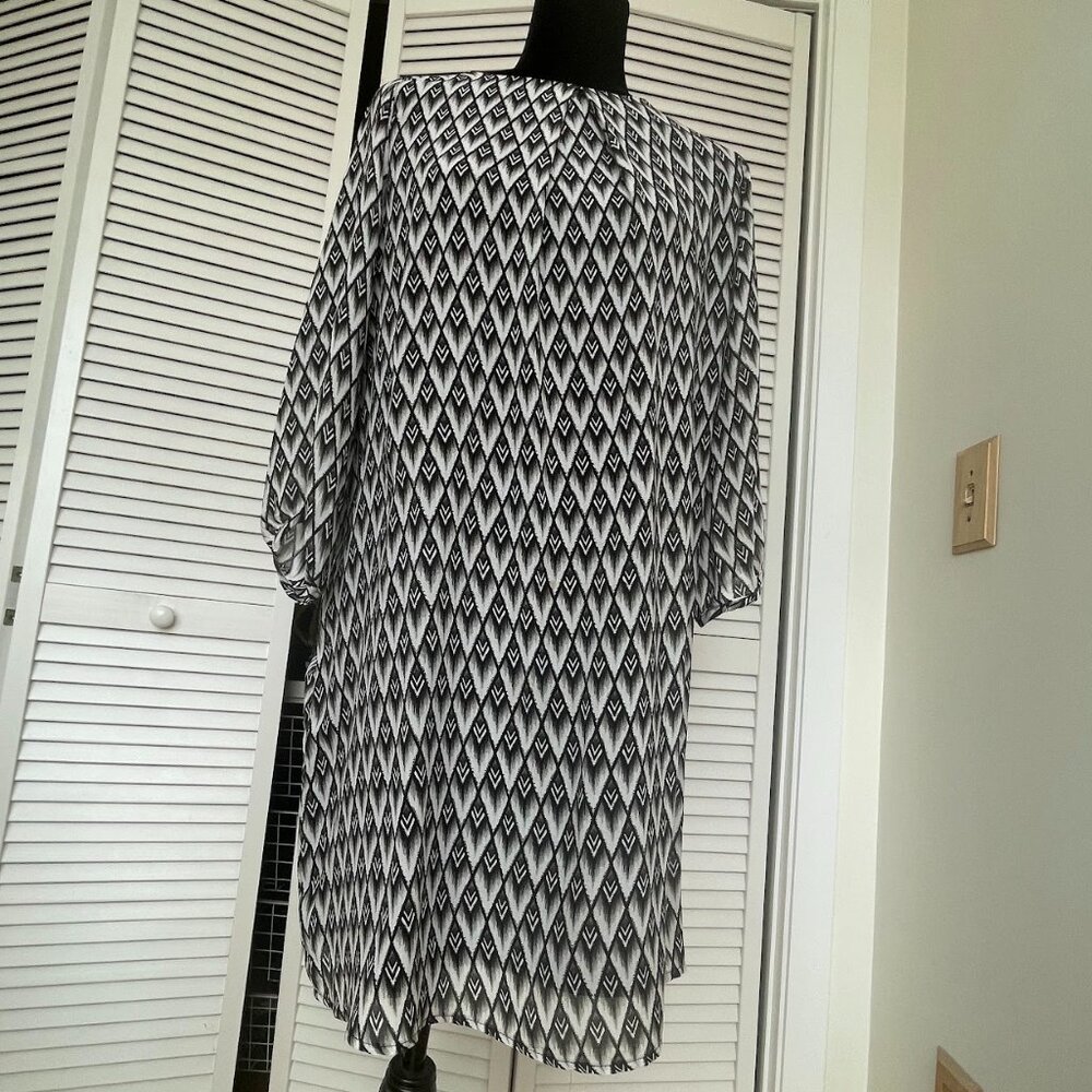 Black and White lightweight Midi-Dress in Black and White